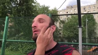 Омар играет в баскетбол