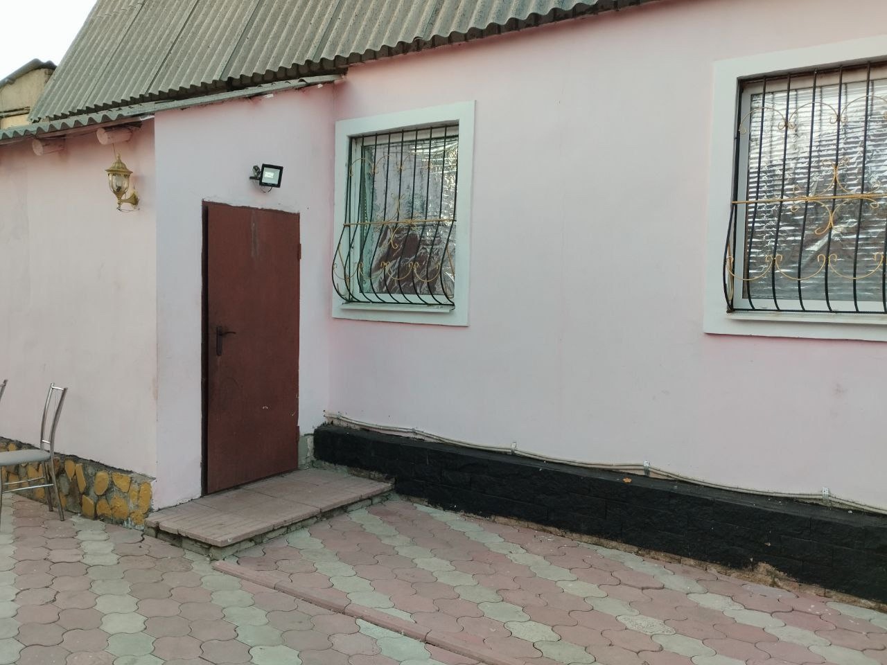 СОБСТВЕННИК продам дом 3 команаты об.п 87.8м улице крупской центре станице Луганской со всеми удобствами с ремонтом двух контурный котёл кондиционер ворота на автомате гараж для авто цена 5.500 мл номер все вопросы телефона +79595019923 телеграмм +79595460431...
