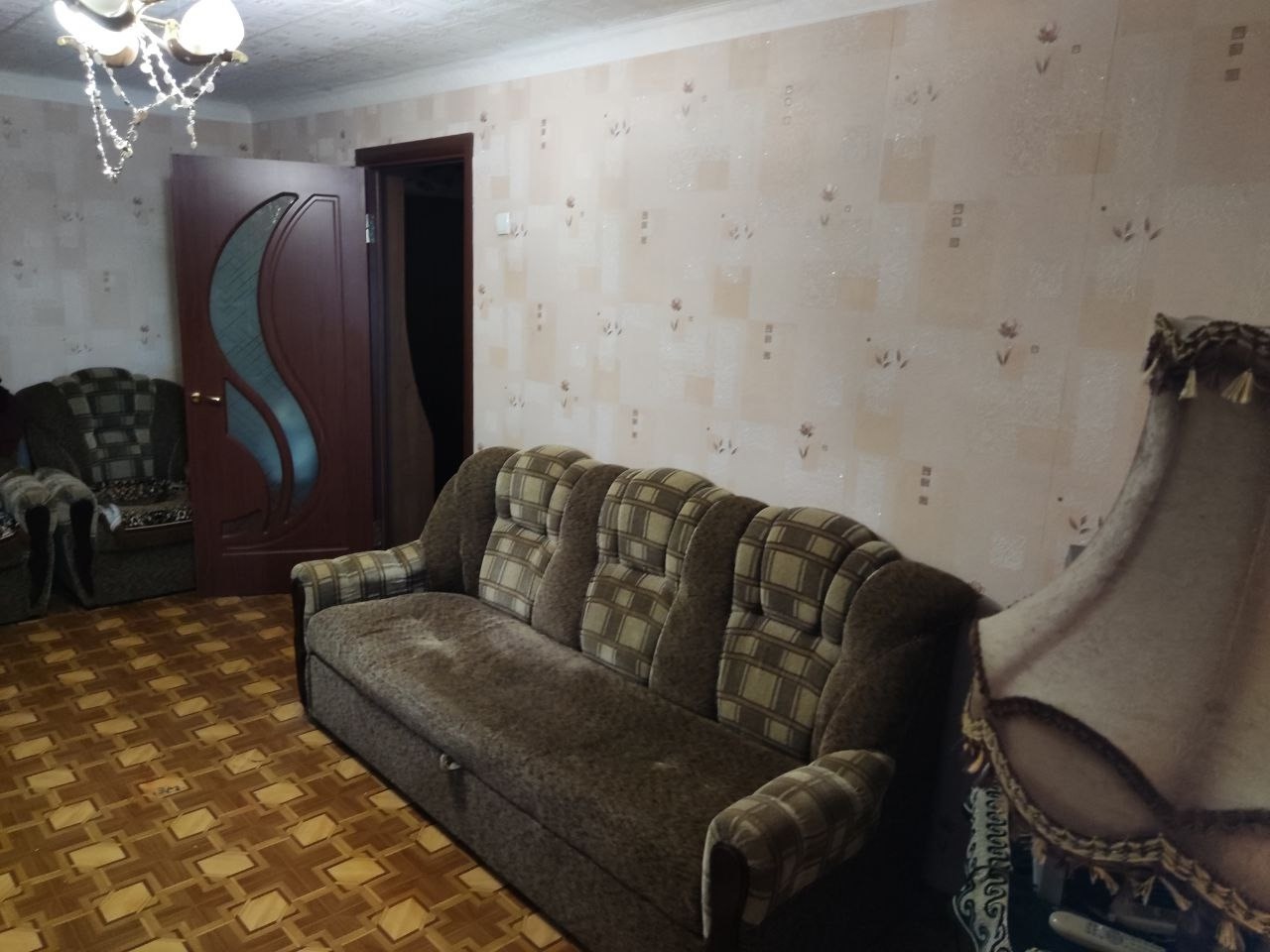 Луганск, продам 2кк Ленинский район,на кв. Героев Брестской Крепости 2эт\5эт, общая площадь 43м2. В квартире новые биметаллические радиаторы. Трубы заменены. Наличие кондиционера . В пешей доступности стадион Авангард, цирк, магазины, аптеки. Квартира в жилом состоянии. Во дворе свободная парковка . Меб...