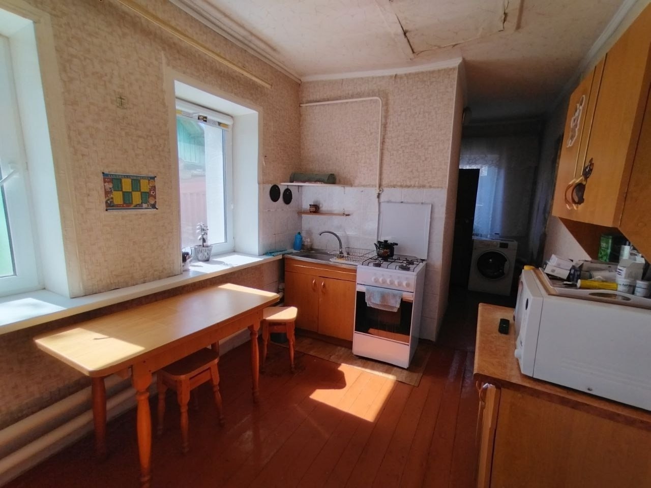 🏡Продам дом на улице Шахтёрской, Артёмовский район, рядом кв. Героев Сталинграда, Ленинского Комсомола.🌿 69,6 м²💫 В доме 4 комнаты, мебель и техника остаются⚠️ Участок: 8 сот. (не приват) Во дворе место под несколько авто, двор забетонирован.🚗 Ухоженный двор, есть так же флигель, фруктовый сад, персики, вин...