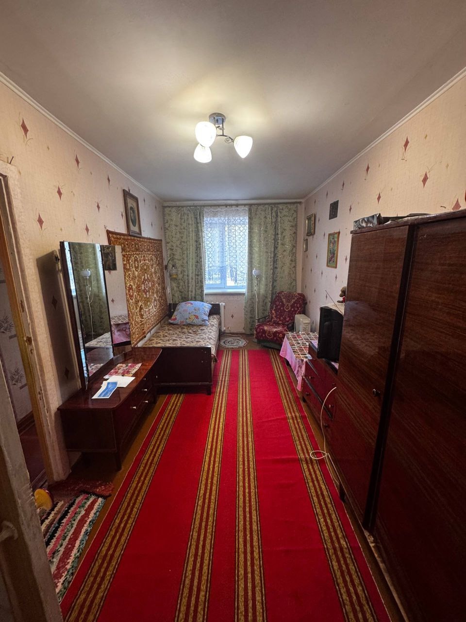 Продается 2-х комнатная квартира, кв. Солнечный, 1/5 эт., общ. пл. 43,3 кв.м., окна м/пл. Цена 4 400 000 руб. Квартира теплая и просторная. Остаётся вся мебель и бытовая техника. Отличное расположение, рядом магазины, остановка, рынок, школа, садик и ТЦ. . Тел.: +79591930342 Назар...