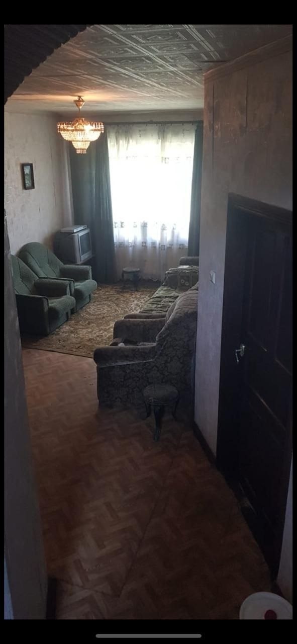 Лутугино.Продам большой уютный дом. Общей площадью - 220 м2. Участок 9 соток (приват). Дом в 3х уровнях: цокольный этаж и 2 жилых. Дом из кирпича. В цокольном этаже гараж, котельная,кладовая и подсобные помещения. Отопление: газовый, электро и твердотопливный котлы. Заведено электричество 3 фазы. Водоснабжени...