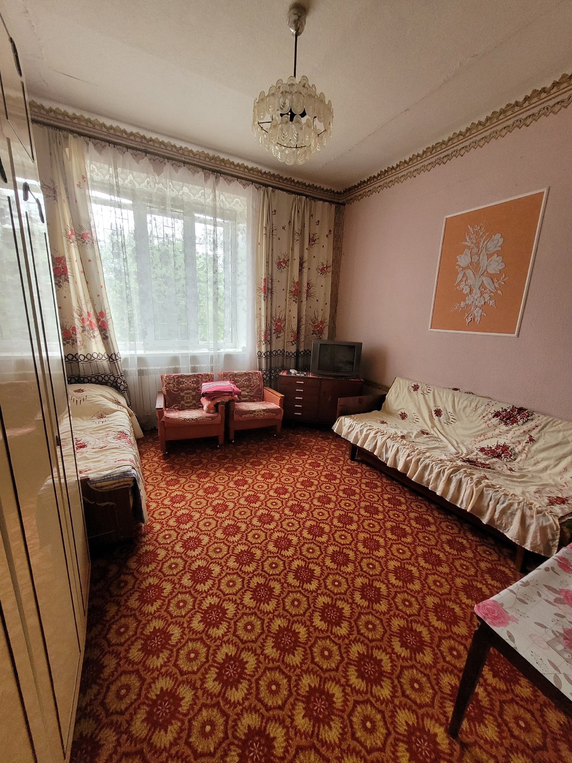Продам 2кк в уютном, тихом месте г Луганска на городке Сельхозуниверситета. 1й этаж 2х этажного утеплённого дома, цоколь высокий. Квартира сталинка, 56,4м2, кухня 8.8м2,потолки 3.3м, гостиная 18.9, спальня 14.Окна м/п, радиаторы новые, трубы пластиковые, газовая колонка, вода круглосуточно. Рядом магазины, по...