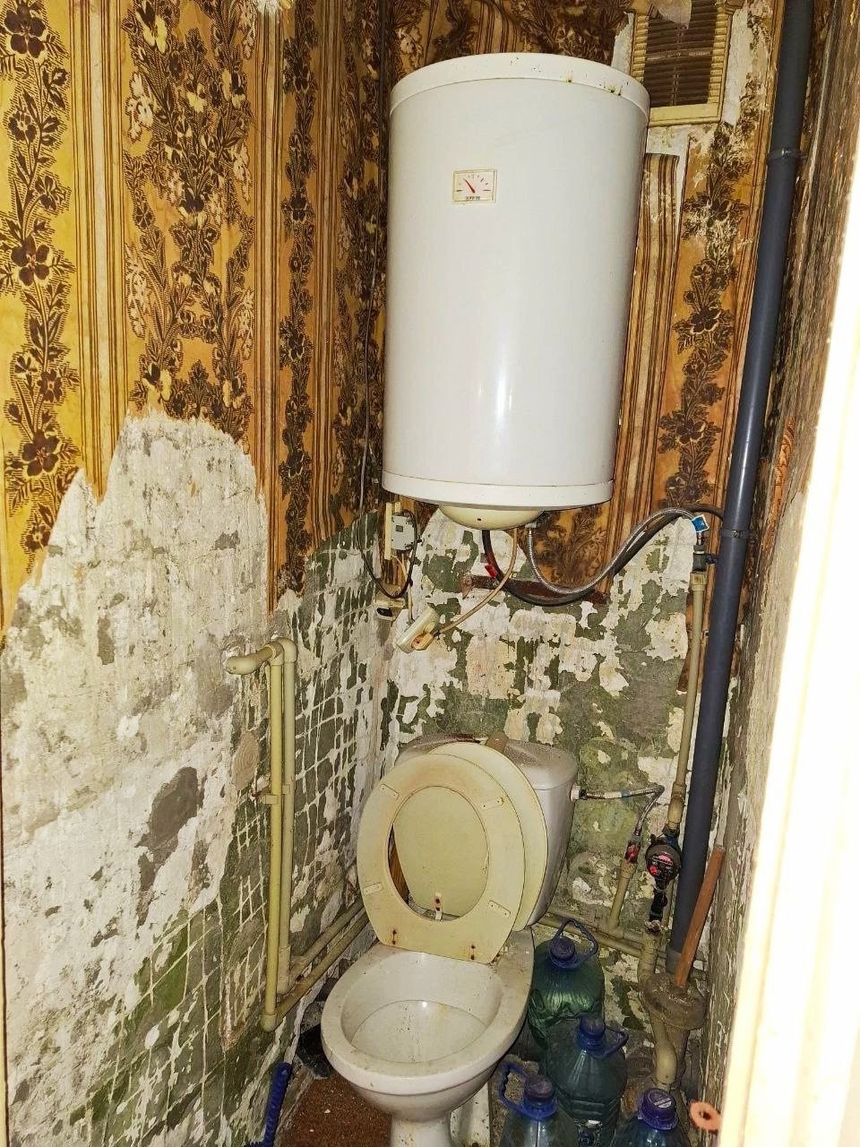 ❗️❗️ Алчевск Продаётся просторная 2-комнатная по проспекту Металлургов 📍 Адрес: новый район, проспект Металлургов 🏡 Этаж: 9/9, тех. этаж(собственный выход на крышу дома), кровля не течёт! 🔆 Квартира угловая, утеплена. 🔹 Особенности: ✔ В доме установлен новый лифт! ✔ Комнаты раздельные/санузел раздельный ✔ Ест...
