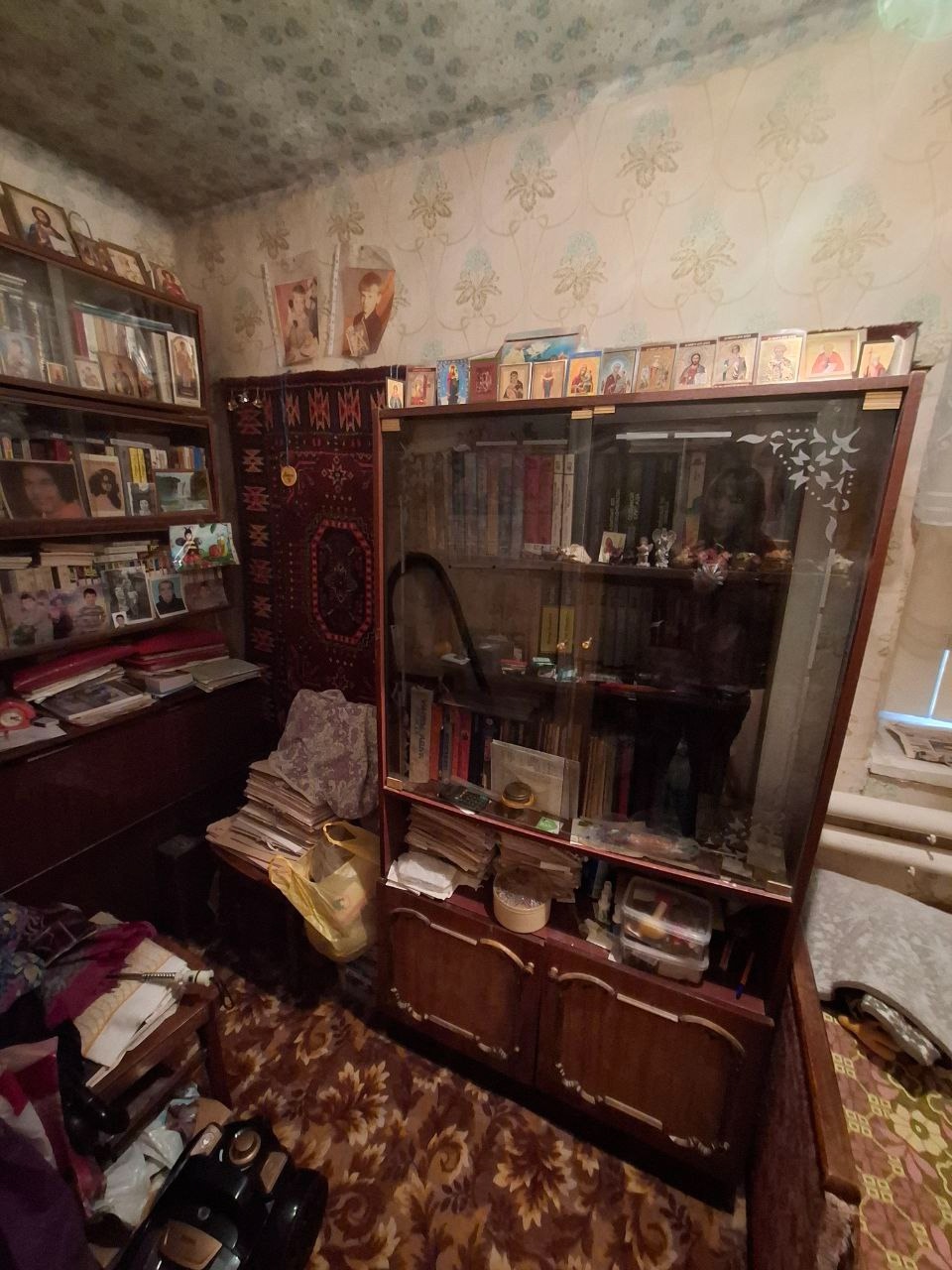 Продам ДВА дома на одном участке в Артемовском р-не по ул. Тарасовская (между ул. Советская и кв. Щербакова). 1-й дом 57 м.кв. общ.пл. 3 ком, газ колонка, большая кухня, большая ванная комната. 2-й дом 65 м.кв. общ.пл. 3 комнаты, кухня, газ.котел. Состояние домов жилое. Во дворе гараж со смотровой ямой, 2 сар...