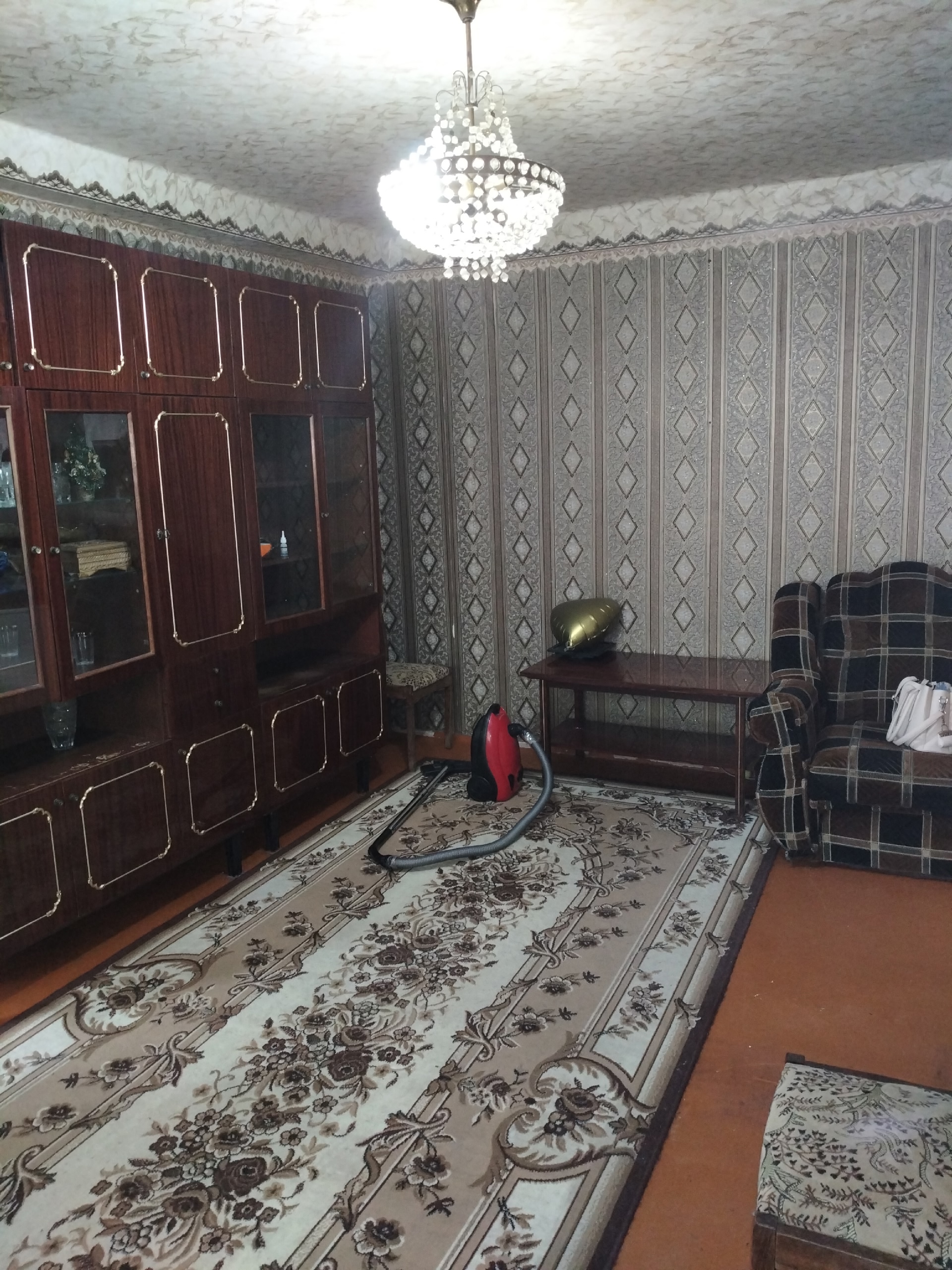 Продам 2х комнатную квартиру на 3-м этаже 5-ти этажного дома на кв. Гагарина, 22. В квартире имеется все для проживания на первое время. С/у раздельный, балкон застеклен дерево. Развита инфраструктура, рынок, с/м, остановка, "Марика". Квартира не угловая, теплая.Прописанных нет, долгов по коммунальн...