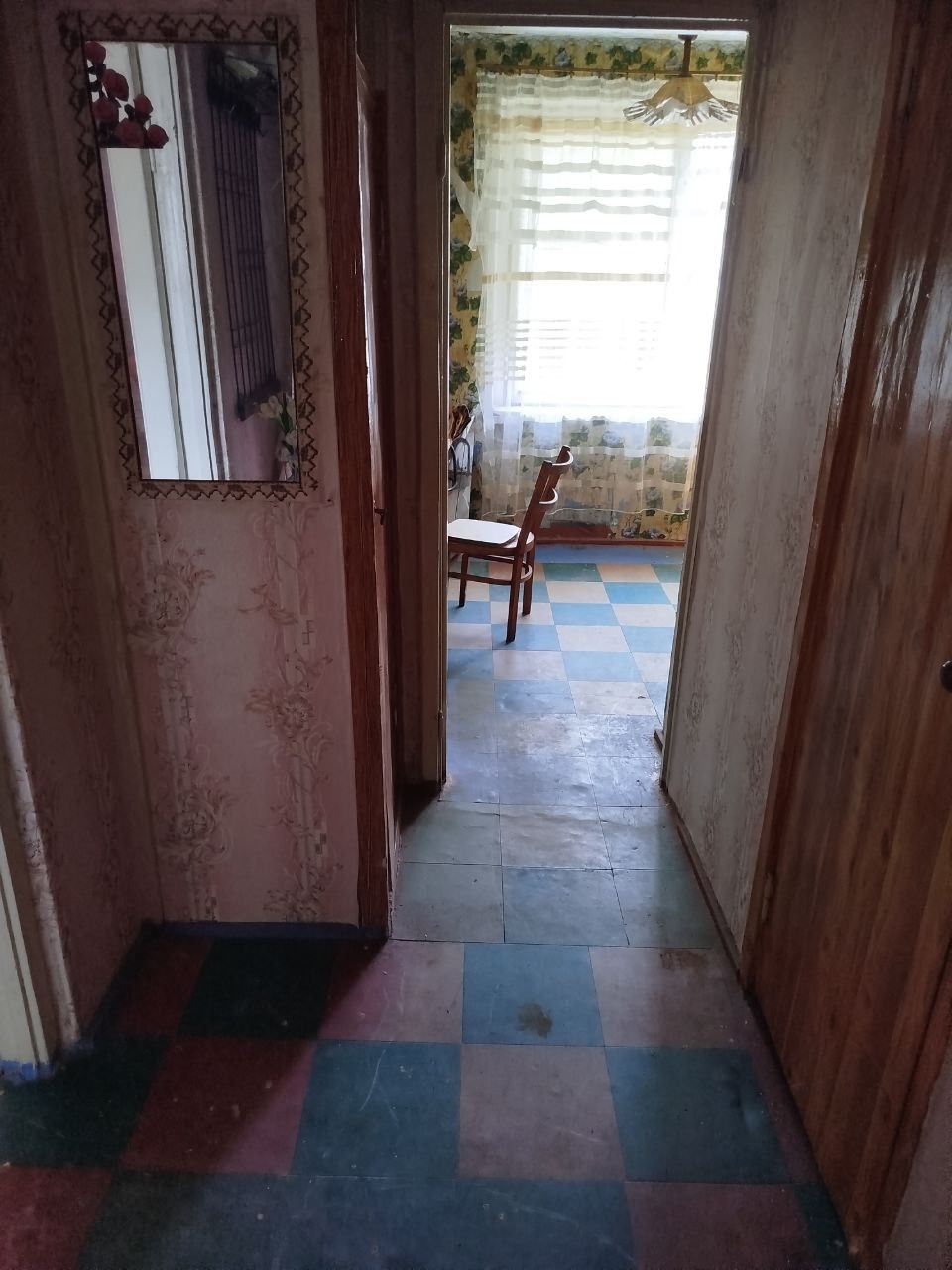 1 комнатную квартиру в Стаханове на Южном микрорайоне по улице Стаханова , квартира теплая не угловая , седьмой этаж, комнаты большие, санузел совместный, рядом две школы ,садик , поликлиника ,магазины и остановка , установлен новый лифт ,документы готовы к продаже цена 760.000 торг телефон +7959-564...