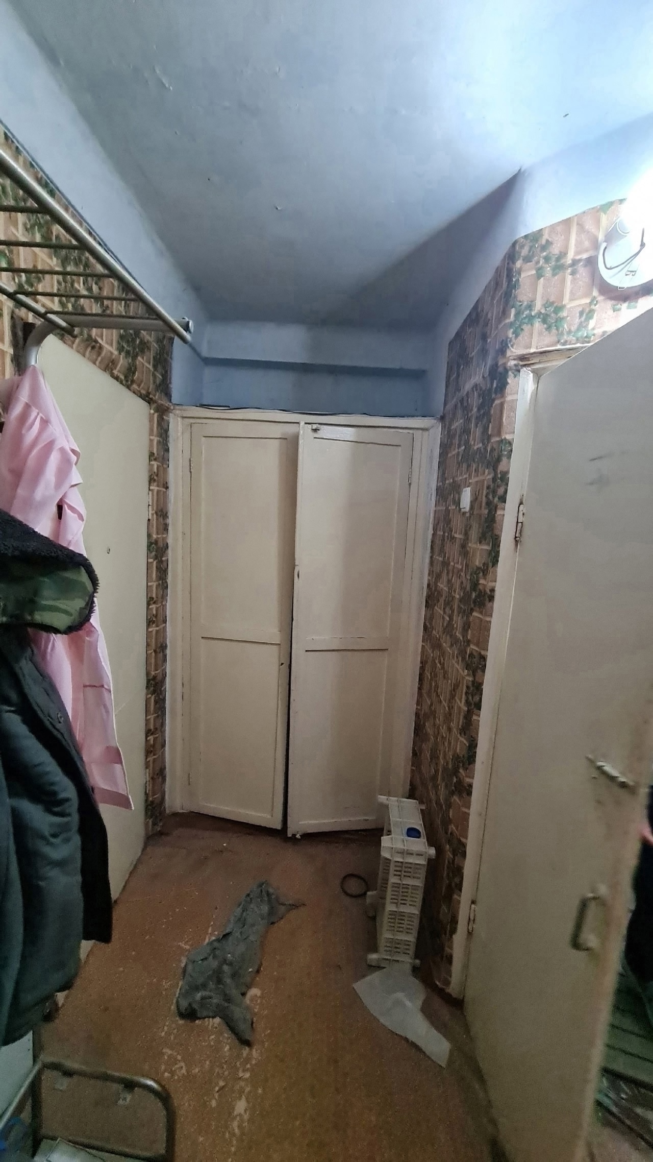 Продается 2-ух комнатная квартира в районе Кристалла.Отличный район- до Столицы 5 минут, рядом Торговый центр,кафешки ,ресторан, аптеки,супермаркет,остановки. 1/5,не угловая.Окна обычные,комнаты проходные. В коридоре есть ниша-можно использовать как гардеробную или установить накопительную систему для беспере...